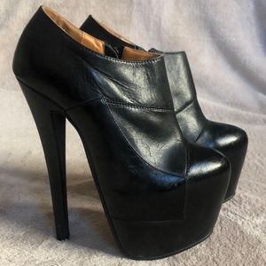 Black ankle bootie stiletto / platform